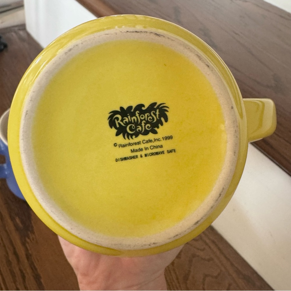 Vintage New (2) 1999 RAINFOREST CAFE Blue and Yellow Ceramic Mugs - Picture 6 of 7